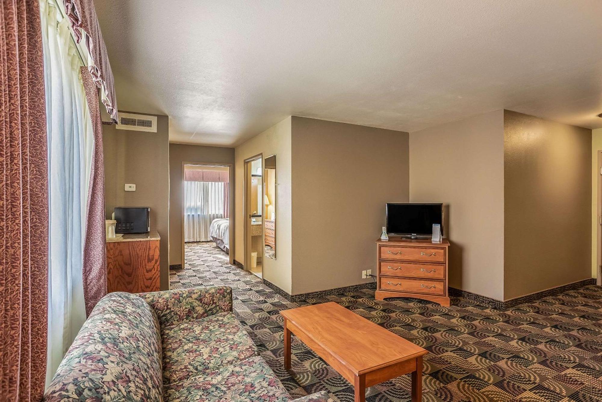 Quality Inn & Suites Ханибал Екстериор снимка